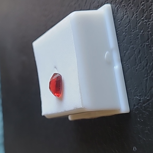 Red Labradorite approx 1.60ct 9mm × 7mm - Picture 5 of 11